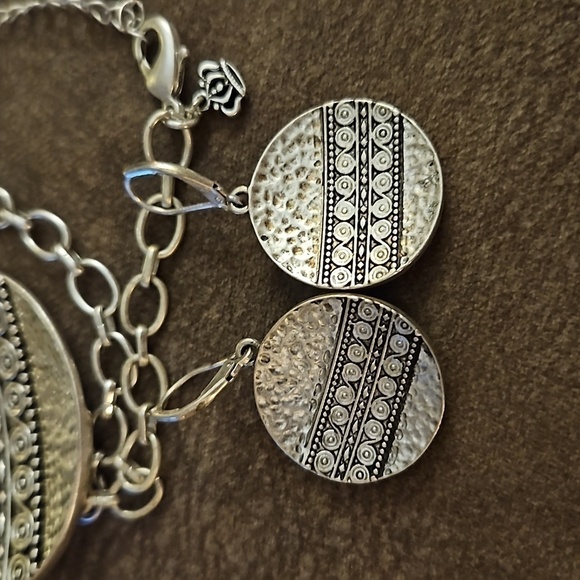 PREMIER DESIGNS New Seasons Reversible Abstract Circle Pendant Jewelry Set - Picture 7 of 9
